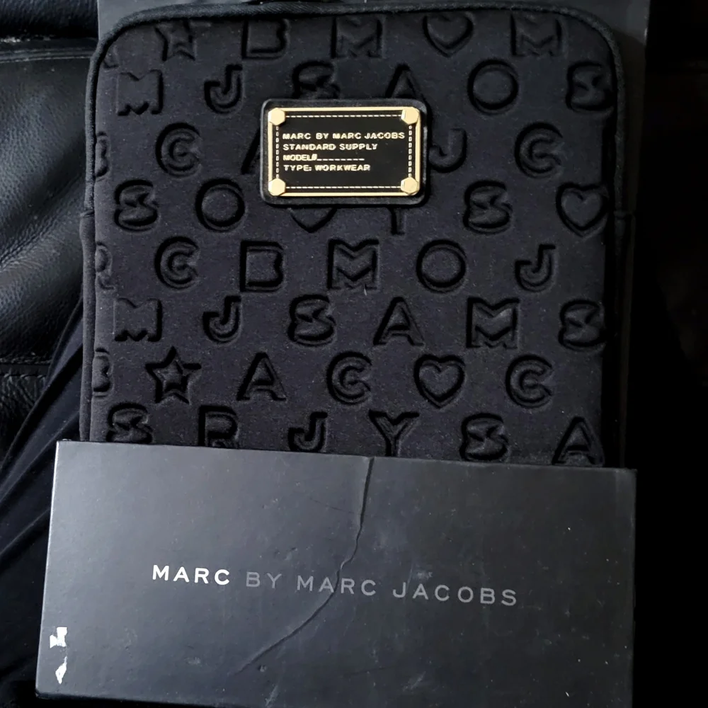 Marc by Marc Jacobs Black Embossed Tablet Sleeve NWT - Picture 1 of 4